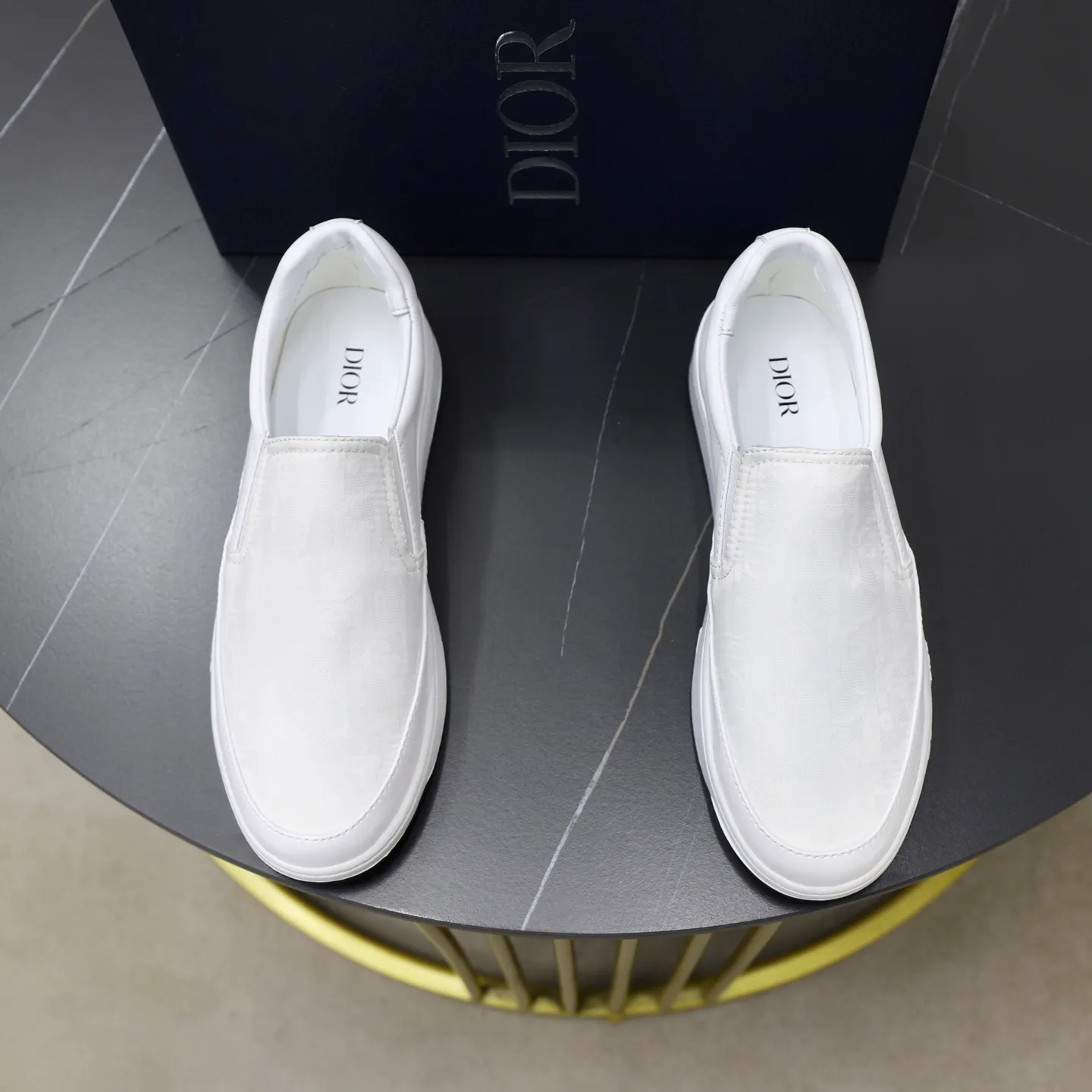 Ex-factory price: 420💰🙅‍♂️🙅‍♂️🙅‍♂️ Brand: Dior DIOR Standard code: 38-44 (45 customized) Grade: Same as the official website Material: Original material splicing Comfortable and breathable lining Lightweight and wear-resistant sports outsole Style category: Men's fashionable casual shoes Running sneakers Distinguished luxury brand elements Top luxury Color: actual picture color